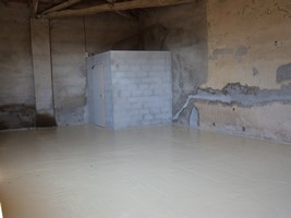Local toilettes construit par l'employé de mairie